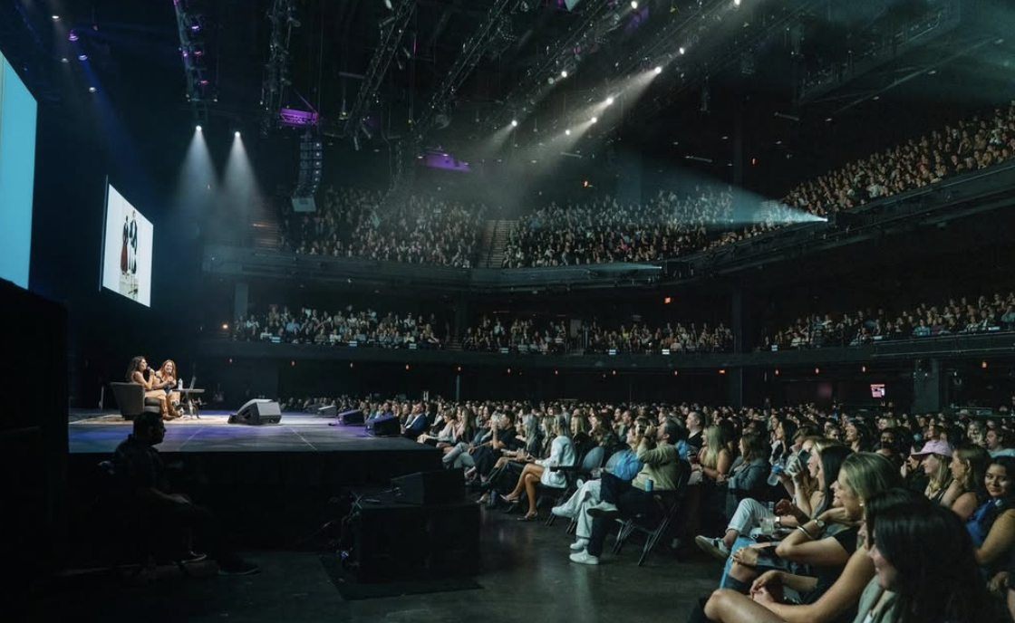 How to Successfully Combine Virtual and In-Person Podcast Audiences for Maximum Engagement and Monetization
